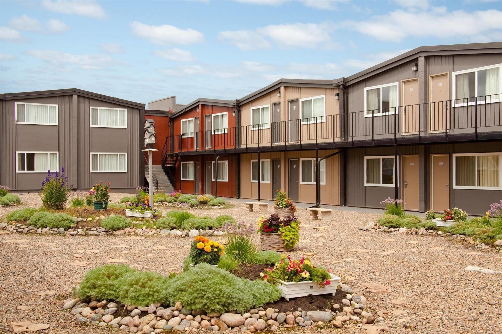 Travelodge By Wyndham Prince Albert Exterior photo